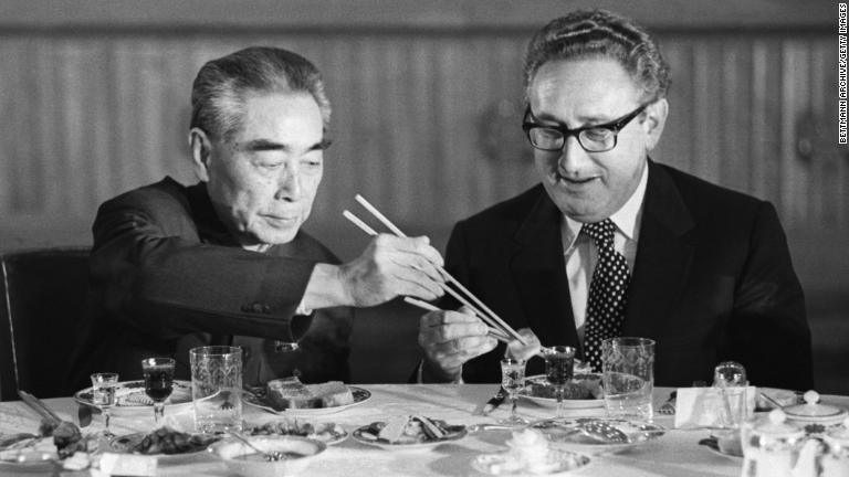 中国の周恩来首相から料理をよそってもらうキッシンジャー氏/Bettmann Archive/Getty Images