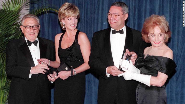 左からキッシンジャー氏、故ダイアナ妃、コリン・パウエル氏、バーバラ・ウォルターズ氏。非営利組織の夕食会に参加した際の一コマ＝１９９５年、ニューヨーク/Rota/CAMERA PRESS/Redux