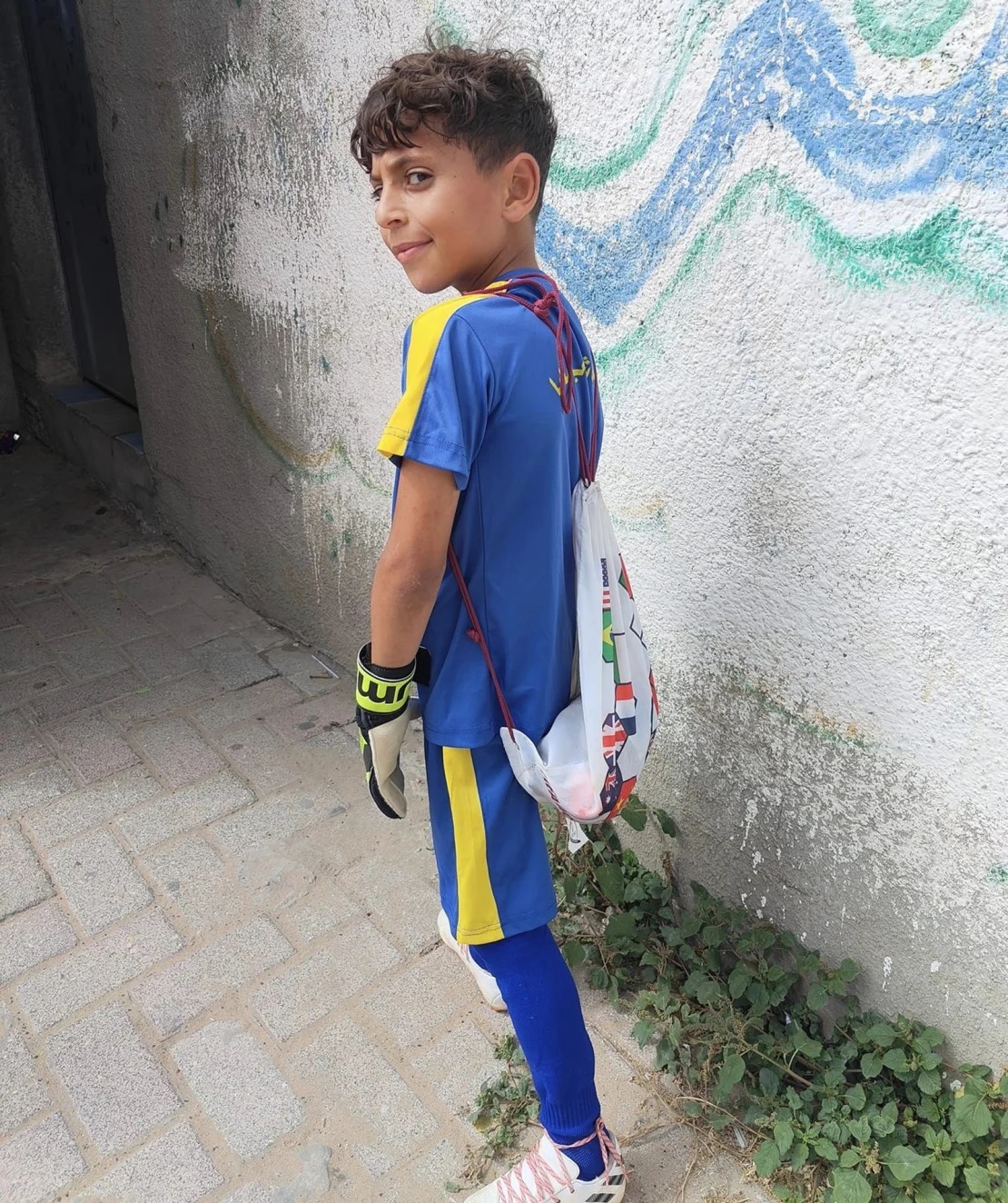 オマルくんはサッカー選手になることを夢見ていた/Hani Almadhoun