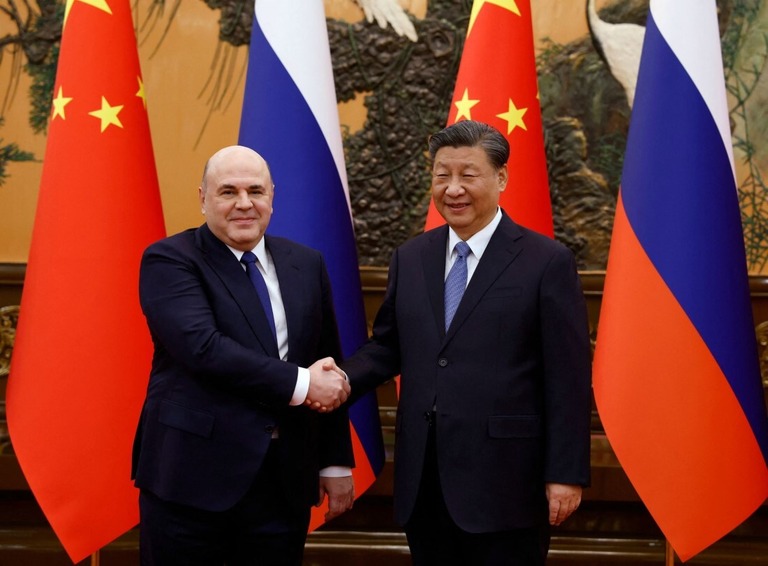 会談前に握手を交わすロシアのミシュスチン首相と中国の習近平（シーチンピン）国家主席２０日＝中国・北京/Dmitry Astakhov/Pool/AFP/Getty Images