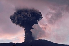 インドネシアのマラピ火山、再び噴火