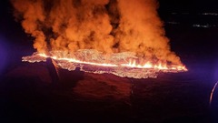 アイスランドで再び噴火　町に溶岩到達、建物炎上
