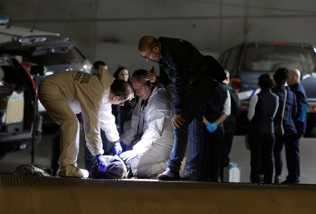 クズミノフ氏の遺体が発見されたガレージを調べる係官＝１３日、スペイン・ビジャホヨサ/Rafa Arjones/Informacion/Reuters