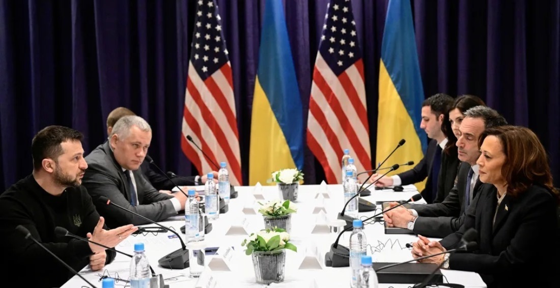 ミュンヘン安全保障会議で会合を開く米国とウクライナの代表団/Tobias Schwarz/Reuters