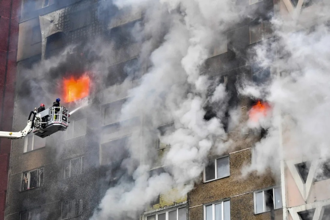 首都キーウへのミサイル攻撃後に発生した火災の消火活動に当たるウクライナの緊急サービス要員/Sergei Supinsky/AFP/Getty Images