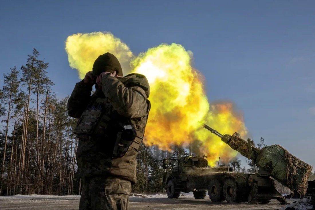 ウクライナ東部ドネツク州でスウェーデン製の榴弾砲をロシア軍の陣地に向けて発射するウクライナ軍兵士/Thomas Peter/Reuters