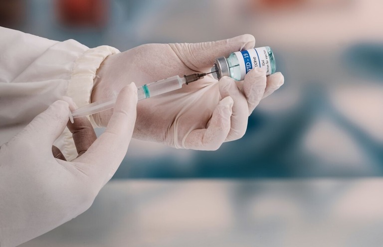 新型コロナワクチンを２１７回接種したドイツ人男性についての調査が報告された/IMAGINESTOCK/Moment RF/Getty Images via CNN Newsource