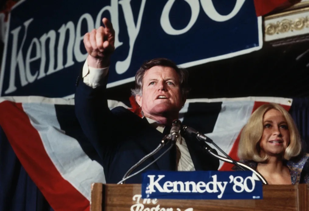 １９８０年、民主党の大統領候補指名を目指して選挙活動を行うテッド・ケネディー上院議員/Wally McNamee/Corbis Historical/Getty Images/File