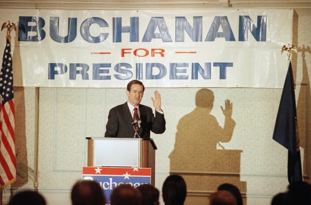 １９９２年２月１１日、ニューハンプシャー州ベッドフォードでの集会で演説するパット・ブキャナン/Pat Sullivan/AP/File