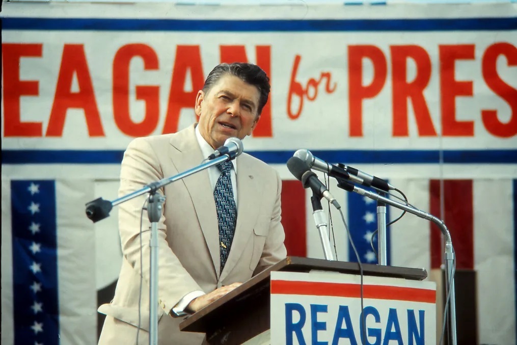 １９７６年、大統領選の選挙活動で聴衆に向けて演説するロナルド・レーガン/Owen Franken/Corbis Historical/Getty Images/File
