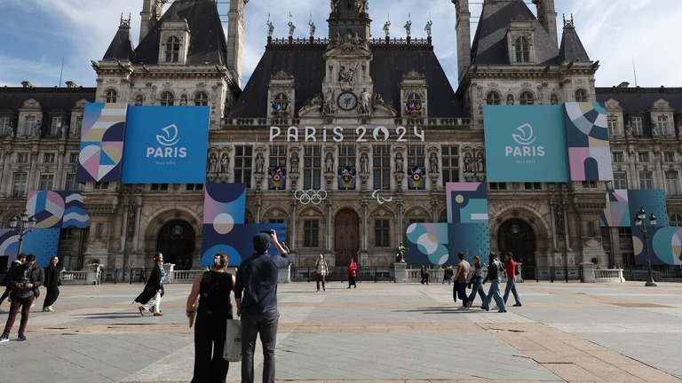 パリ五輪のロゴが掲げられたパリ市庁舎/Pascal Le Segretain/Getty Images