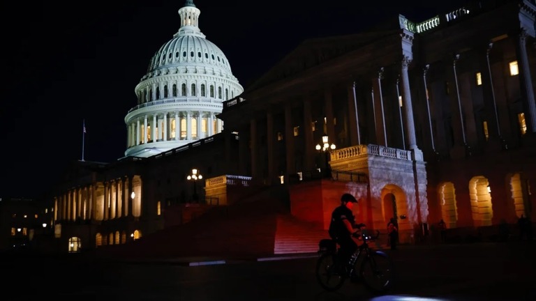 米首都ワシントンにある連邦議会議事堂の外にいる警察官/Julia Nikhinson/Bloomberg/Getty Images