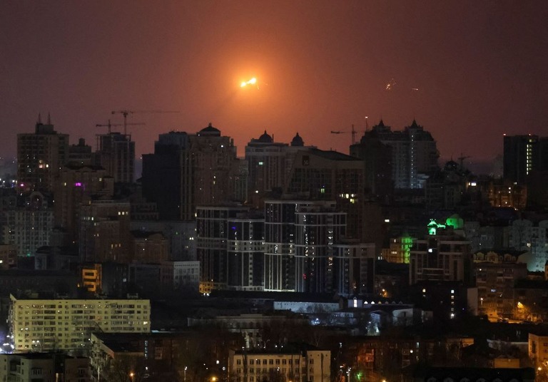 ウクライナの首都キーウ上空でロシア軍のミサイルが爆発する様子/Gleb Garanich/Reuters