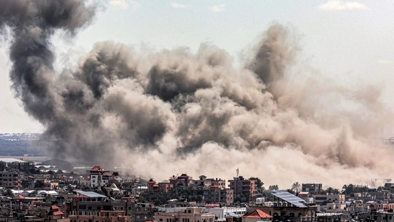 イスラエル軍による砲撃後、煙が立ち上るパレスチナ自治区ガザ地区南部ラファ＝２０日/Said Khatib/AFP via Getty Images
