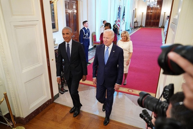オバマ氏がバイデン米大統領のもとを訪れ激励した/Mandel Ngan/AFP/Getty Images/File