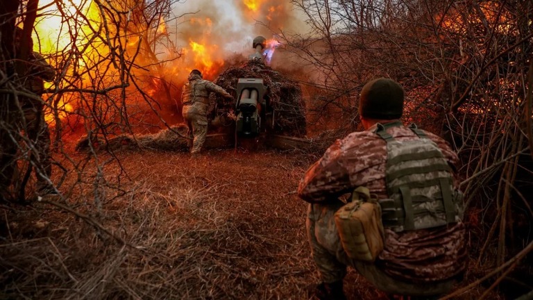 ロシア軍に向けてＤ３０りゅう弾砲を発射するウクライナ兵/Serhii Nuzhnenko/Radio Free Europe/Radio Liberty/Reuters