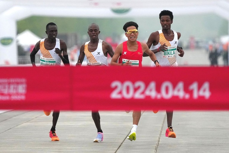 ハーフマラソンのゴール手前で、アフリカ勢が中国選手に勝ちを譲るように速度を緩めた/China Stringer Network/Reuters via CNN Newsource