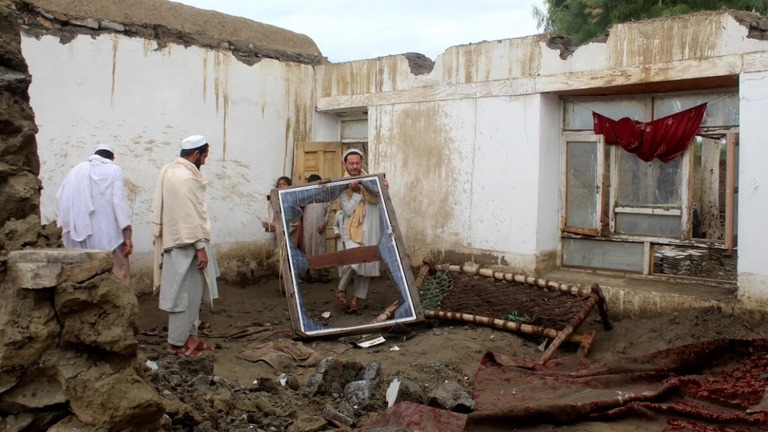 アフガンでは鉄砲水で家屋が押し流された/Hedayatshah Hedayat/Reuters