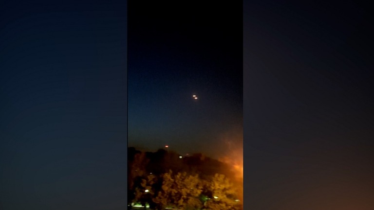 複数の爆発が報じられた後、明るく燃え上がるイラン・イスファハンの空/IRGC