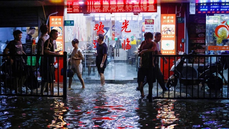 上海は地盤沈下と予想される海面上昇の両方の影響に大きくさらされている都市の一つだ/AFP/Getty Images