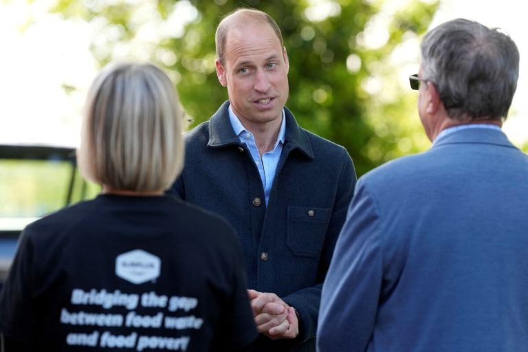 慈善団体訪問する英ウィリアム王子＝１８日、英サリー州
/Alastair Grant/Reuters
