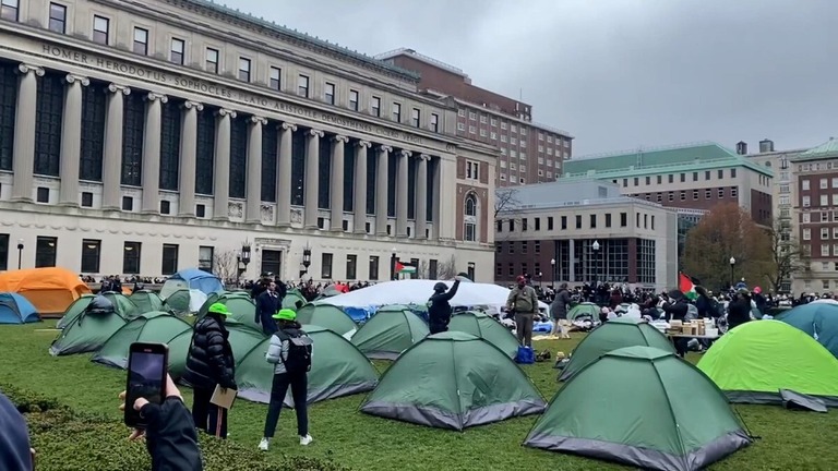 キャンパス内で野営するデモ隊＝１８日、米コロンビア大学/CNN