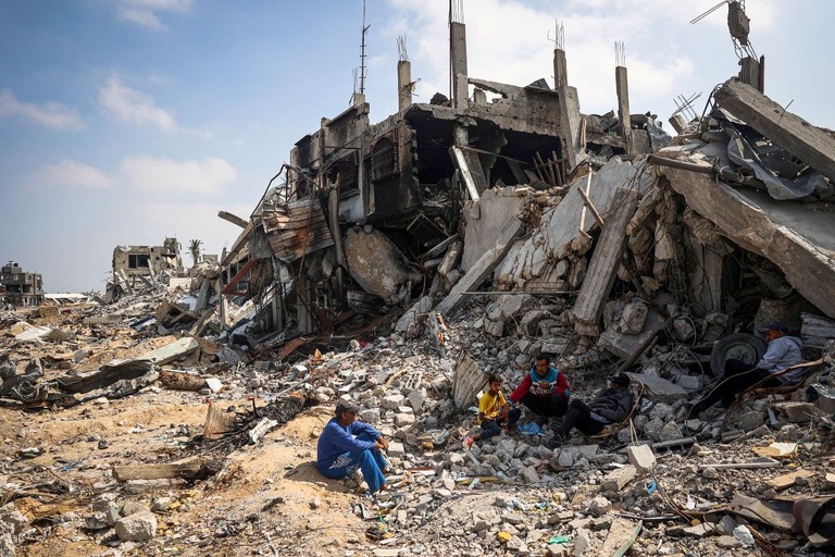 ガザ地区で殺害された犠牲者のうち、少なくとも７２％は女性と子どもだった/AFP/Getty Images