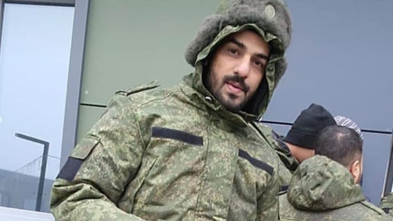 ロシア軍の軍服に身を包んだアスファン・モハメドさん/Mohammed Imran