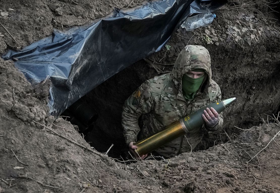 砲撃の準備を行うウクライナウ軍の兵士＝３月、ウクライナ・クレミンナ近郊/Inna Varenytsia/Reuters