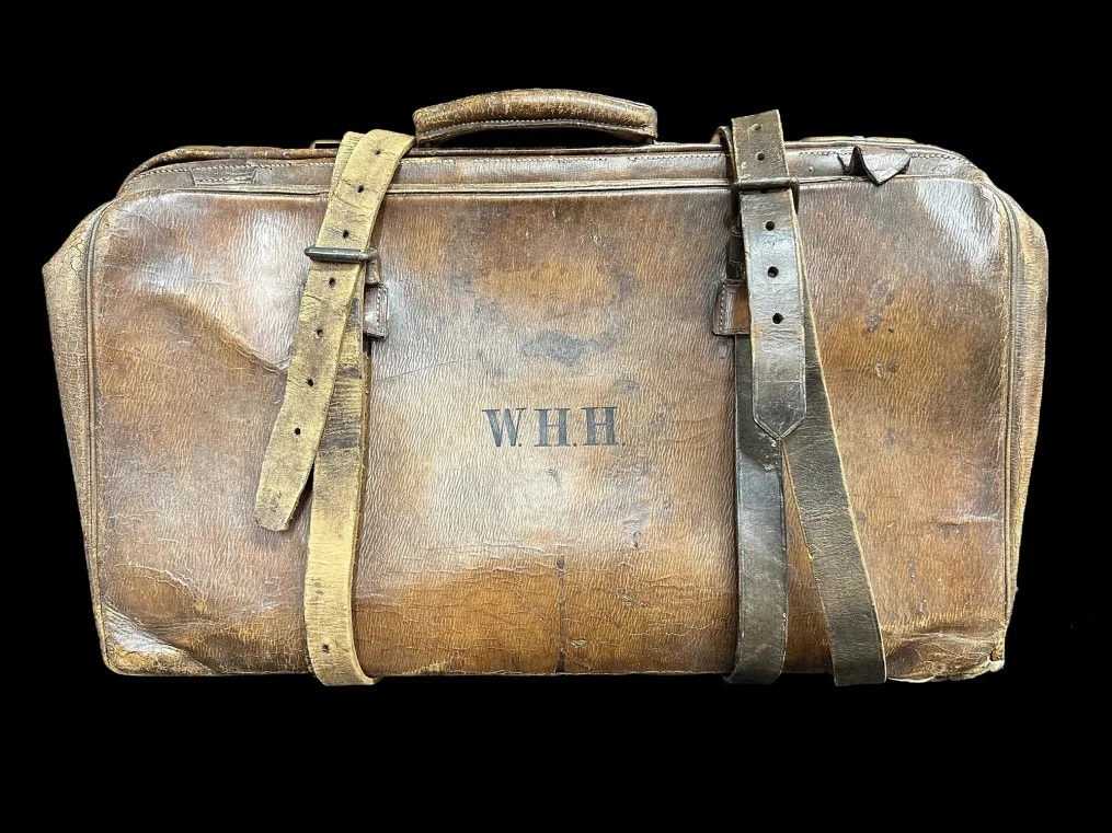 タイタニックの楽団を率いていたウォレス・ハートリーの小型スーツケース/Henry Aldridge and Son Ltd