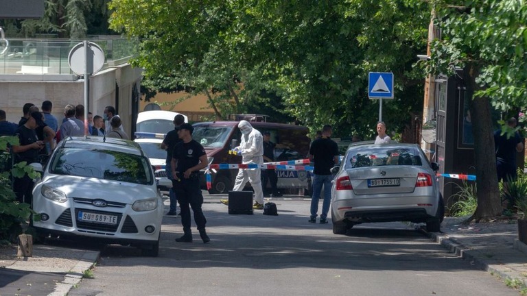 警官が洋弓銃で撃たれる、内相は「テロ」　セルビア首都のイスラエル大使館
