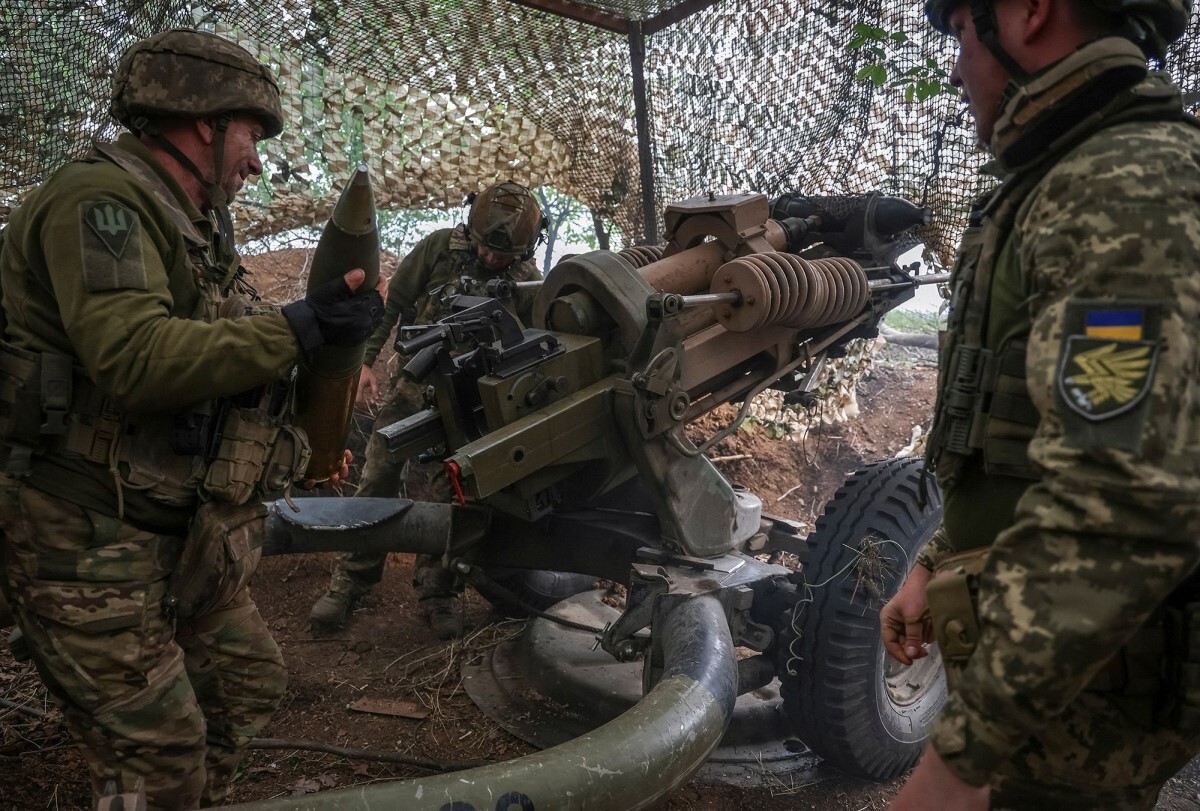 ロシア軍に向けて榴弾砲を発砲するウクライナ兵＝２１日、ウクライナ東部ドネツク州/Oleksandr Ratushniak/Reuters