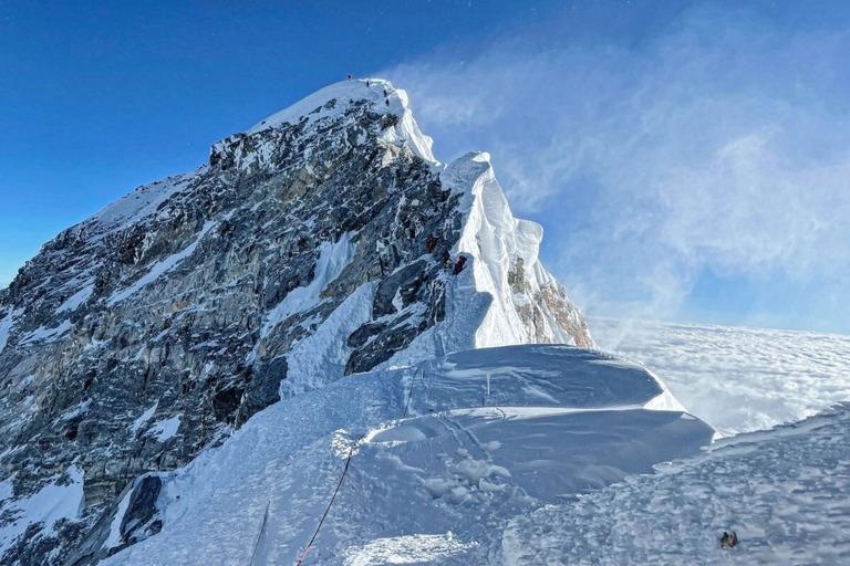 エベレストの「ヒラリーステップ」を登る登山者＝２０２１年、５月３１日