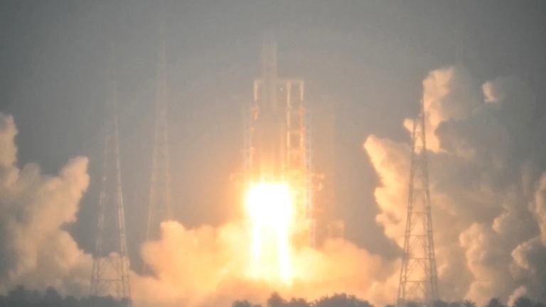 中国が開発した最も無人月探査機「嫦娥６号」がロケット「長征５号」で打ち上げられた/Hector Retamal/AFP/Getty Images