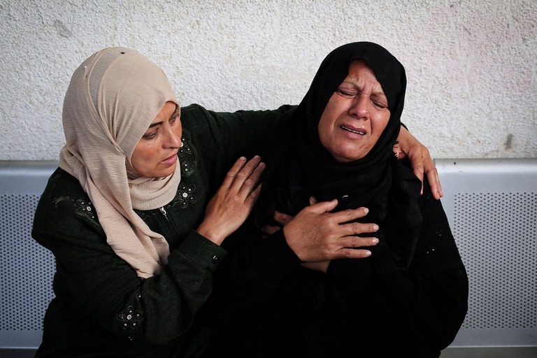 パレスチナ自治区ガザ地区ラファで死亡した親類を悼むパレスチナ人/AFP/Getty Images