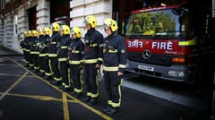 ロンドン市内の消防署でも、テロの犠牲になった米消防士らに黙とうをささげた