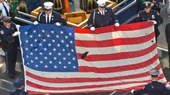 ニューヨークの式典では、テロ現場から見つかった星条旗が掲げられた