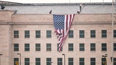 国防総省ビルでも犠牲者を追悼して星条旗が掲げられた