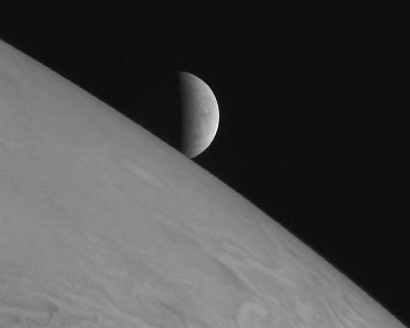 木星越しに現れるエウロパ（写真提供：ＮＡＳＡ）