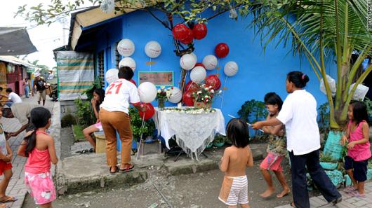 フィリピン・マニラの街で。この住宅地は同時テロで妻を失った男性が建設した