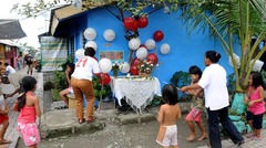 フィリピン・マニラの街で。この住宅地は同時テロで妻を失った男性が建設した