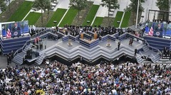 ニューヨークの式典で遺族にあいさつするオバマ大統領