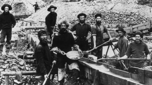 １８９７年に撮影された金採掘の様子