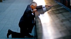 世界貿易センタービル跡地の追悼施設で、息子の名が刻まれたプレートの前にひざまずく男性