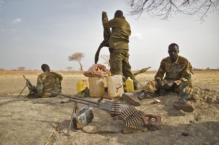 油田地帯ヘグリグに展開する南スーダン軍の兵士＝４月１７日