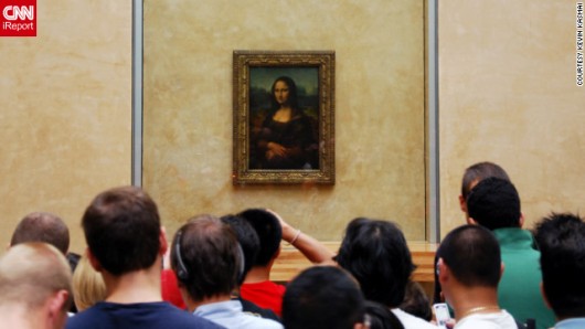 ルーブル美術館の モナリザ 世界的に有名な モナリザ に見入る入場者たち