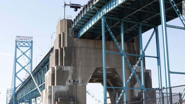 デトロイト 米国 とウィンザー カナダ を結ぶアンバサダー橋
