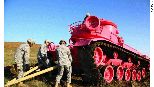 砲撃訓練場で標的の位置に据えられるピンク色のｍ６０型戦車