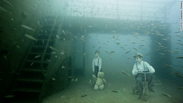 海の協力：ドッド氏は、海水の写真への染み込み方が実に素晴らしい。まるで海が作品作りに協力してくれているかのようだと述べる