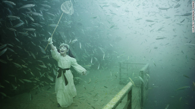 幻想的な魚たち フランケ氏は 水面下２７メートルに沈むこの巨大